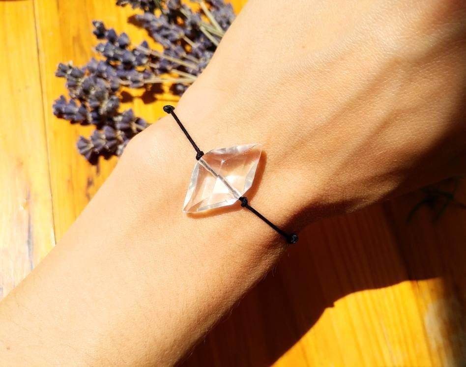 Minimalistisches Bergkristall Armband Rautenform | schwarz grau beige