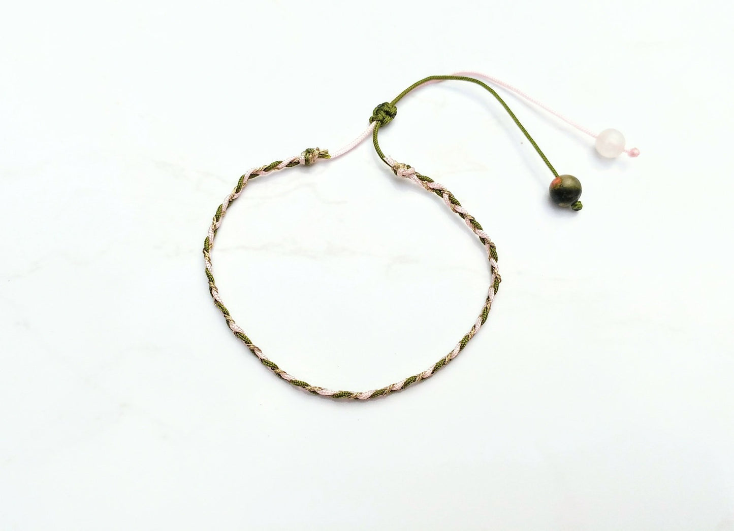 Geflochtenes Armband mit Rosenquarz & Unakit