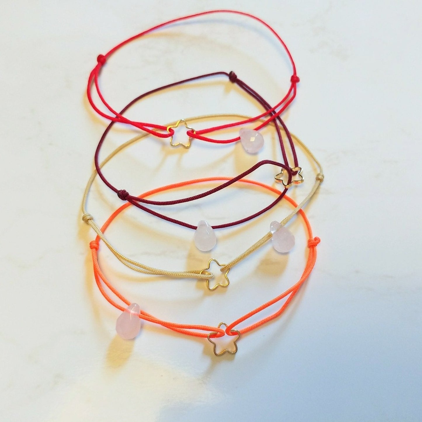 Rosenquarz Tropfen Armband & Blume vergoldet