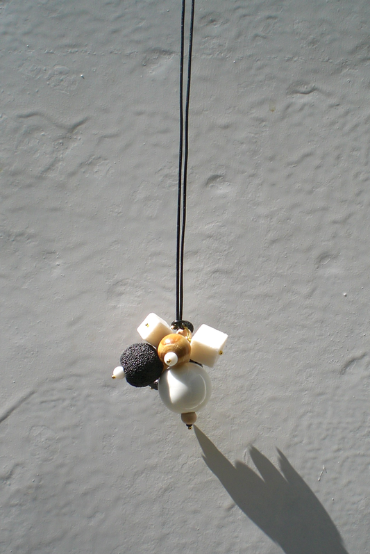 Halskette aus Naturmaterialien