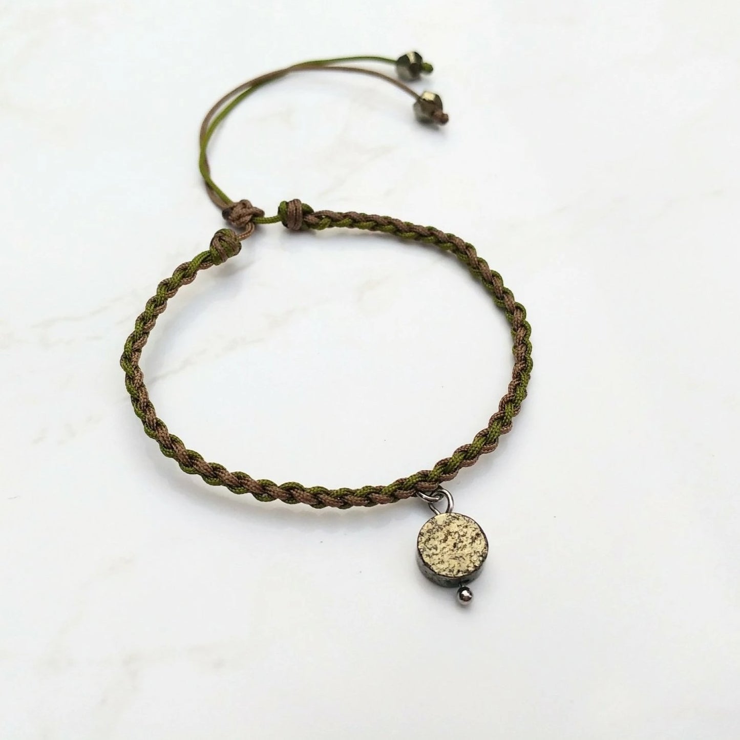 Geflochtenes Armband mit Pyrit | grün braun