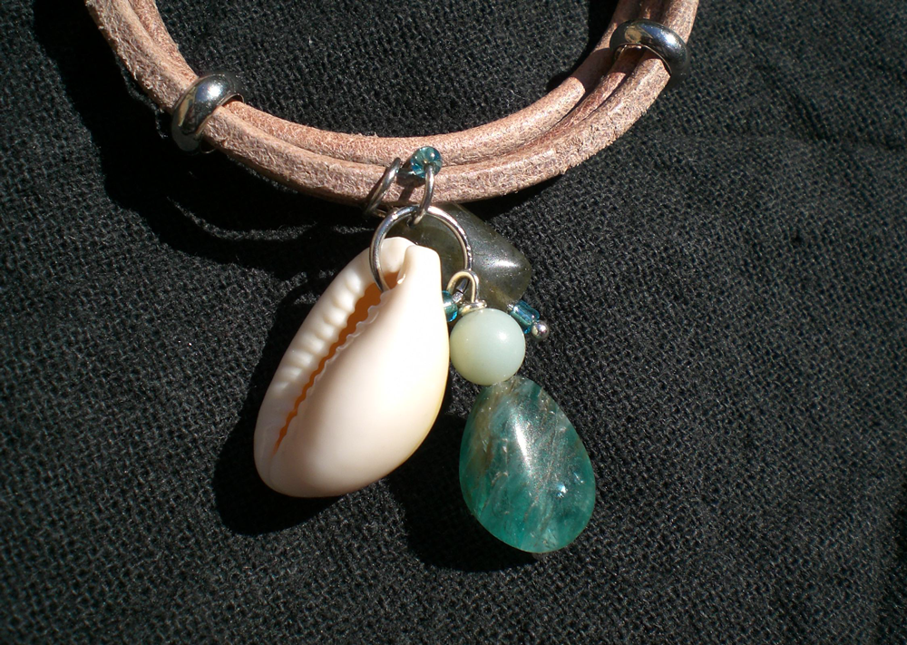 Lederarmband mit Edelsteinen
