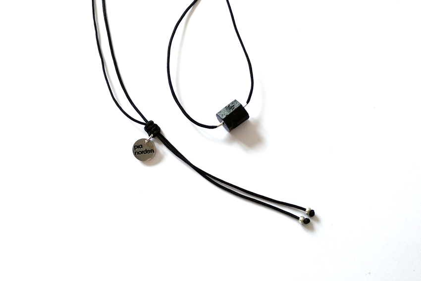 Halskette schwarzer Turmalin roh mit Silber | schlichter Schmuck
