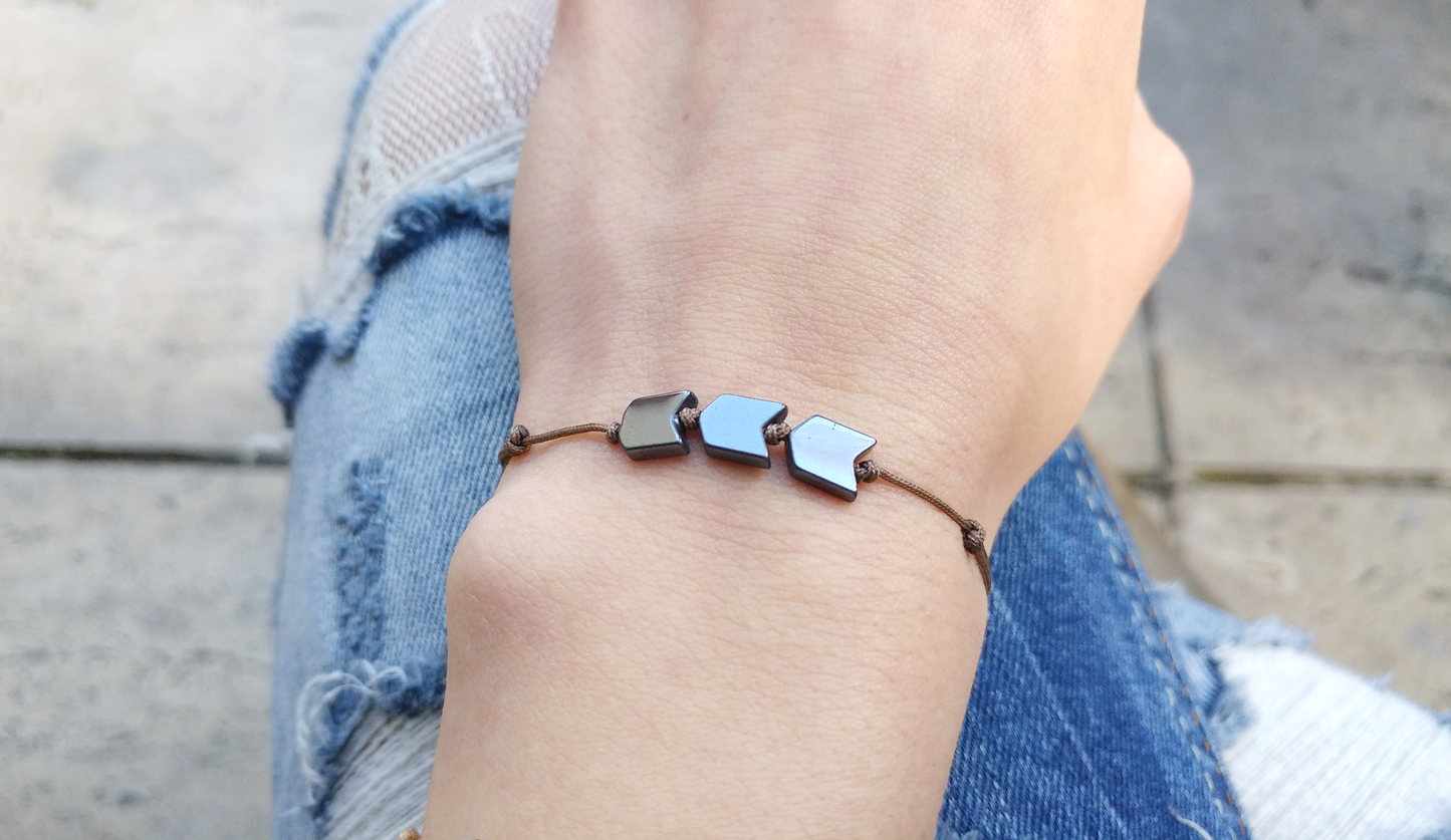 Einfaches Pfeil Armband mit Hämatit