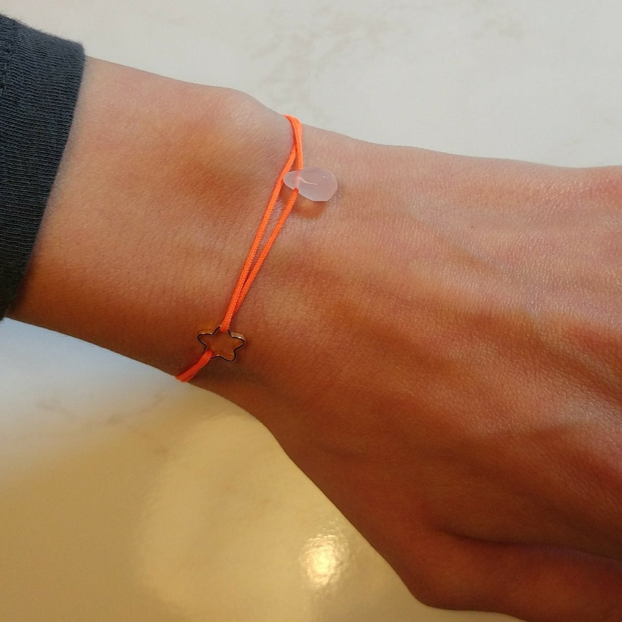 Rosenquarz Tropfen Armband & Blume vergoldet