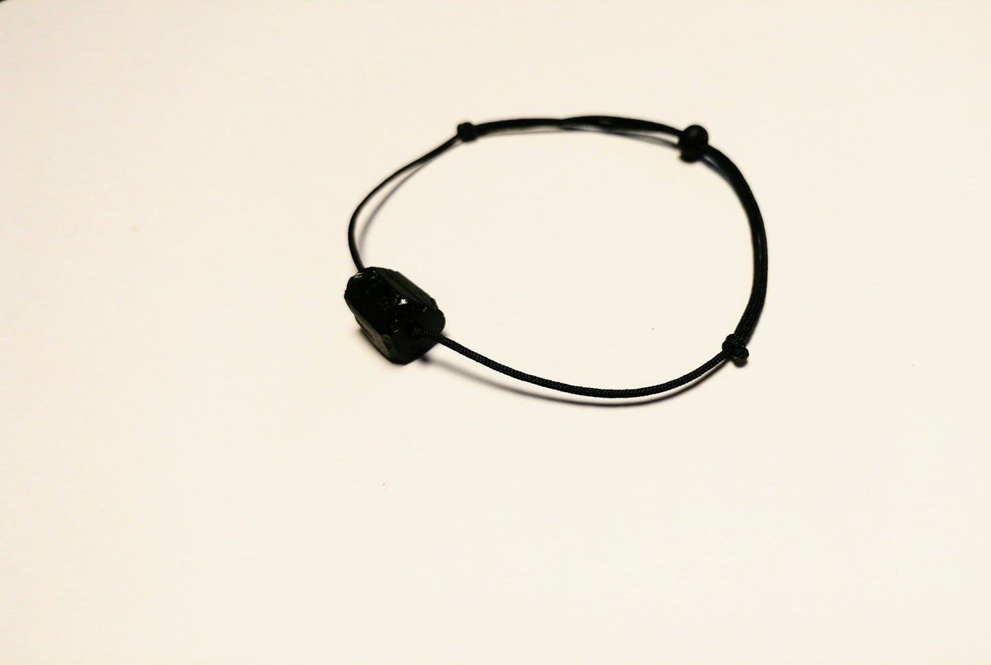 Schlichtes Armband in schwarz, schwarzer Turmalin roh, Schutzstein