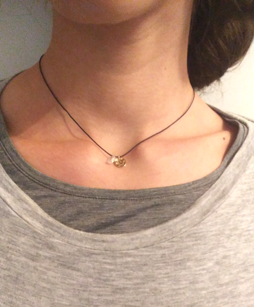 Halsband Hiddenit Kristall in Preußischblau mit Goldscheibe