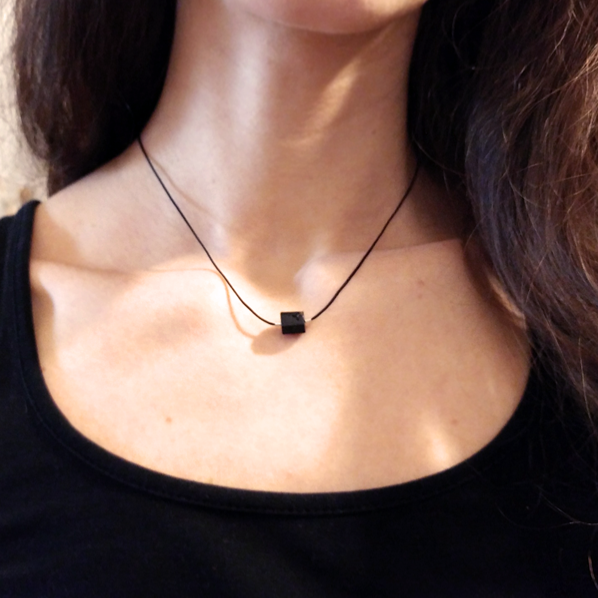 Halskette schwarzer Turmalin roh mit Silber | schlichter Schmuck