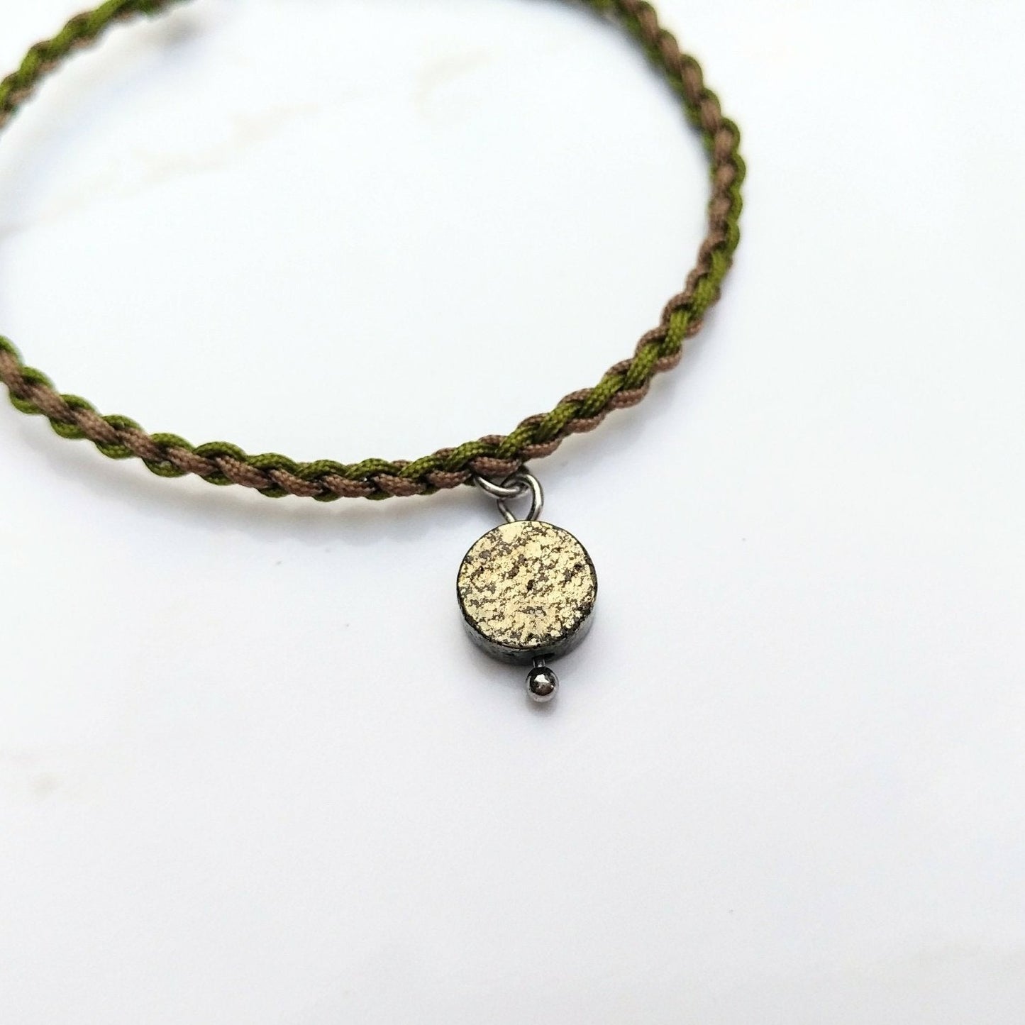 Geflochtenes Armband mit Pyrit | grün braun