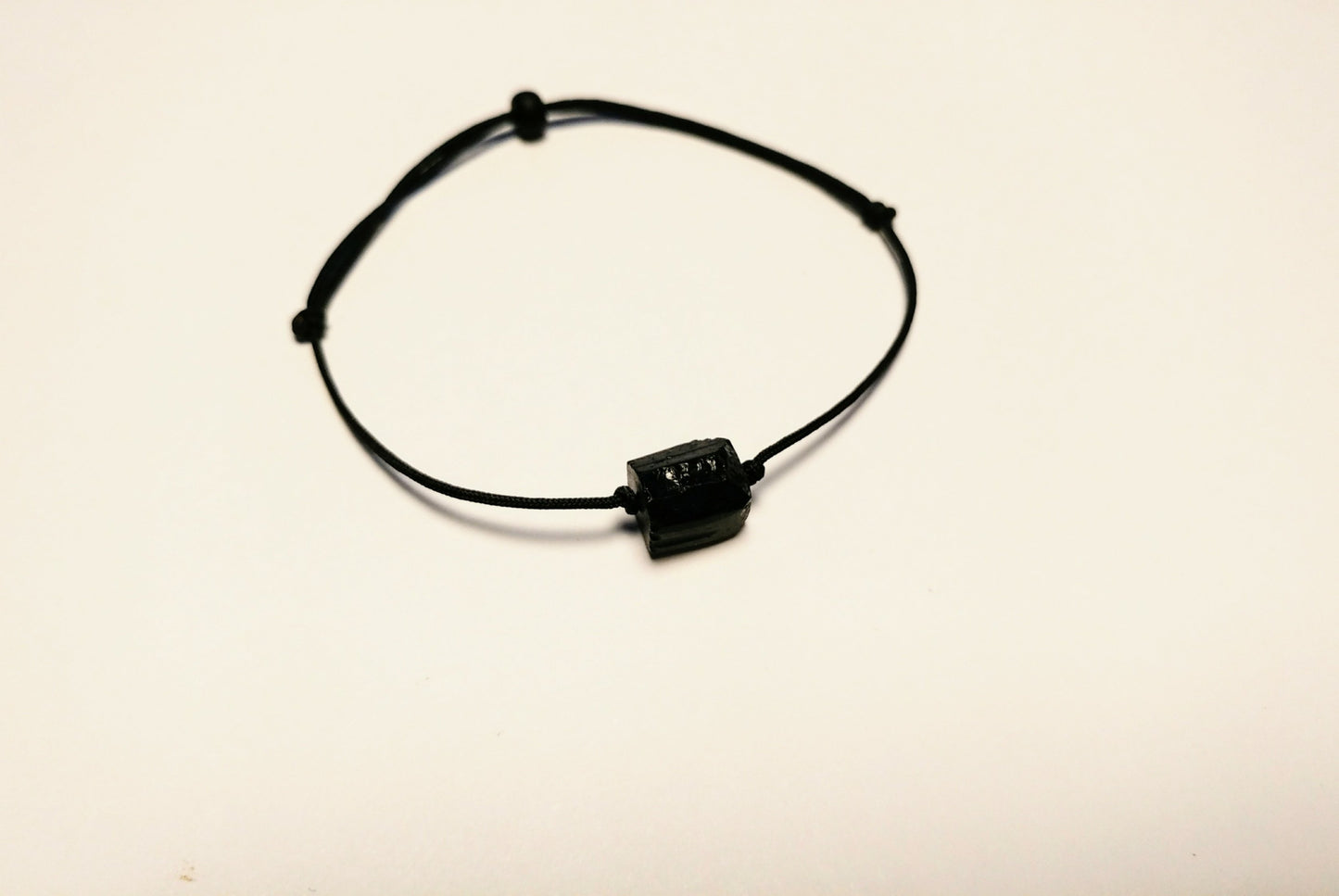 Schlichtes Armband in schwarz, schwarzer Turmalin roh, Schutzstein