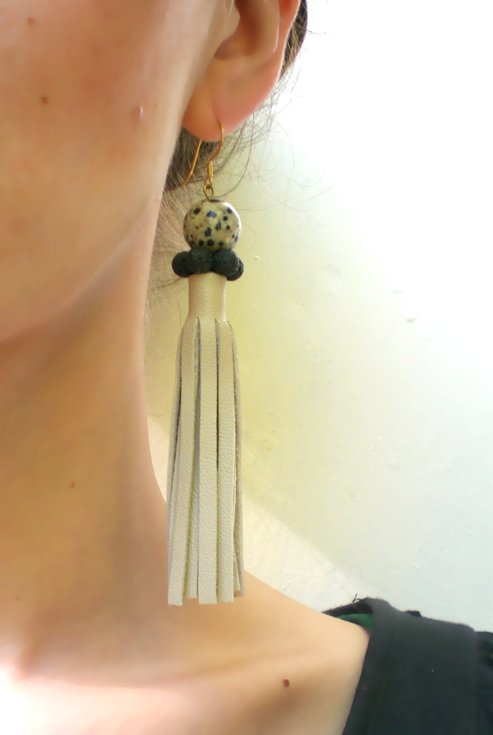 Dalmatiner Jaspis Ohrringe mit Lederquasten creme