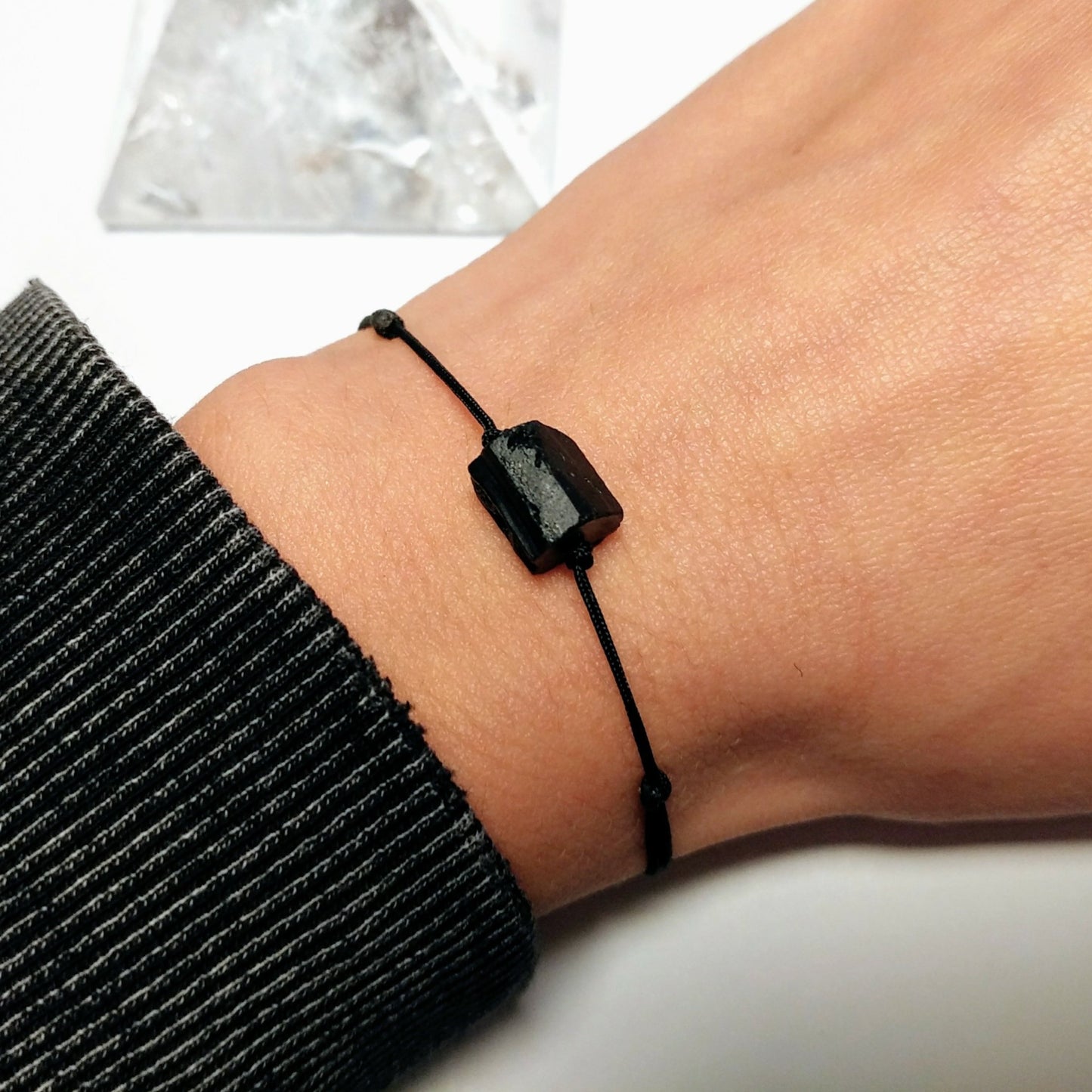 Schlichtes Armband in schwarz, schwarzer Turmalin roh, Schutzstein