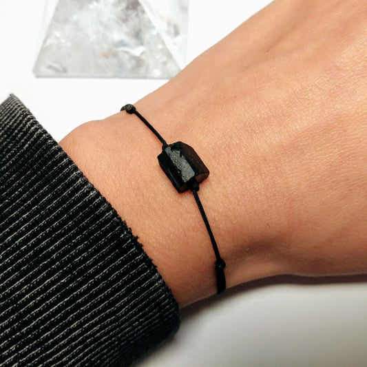 Schlichtes Armband in schwarz, schwarzer Turmalin roh, Schutzstein