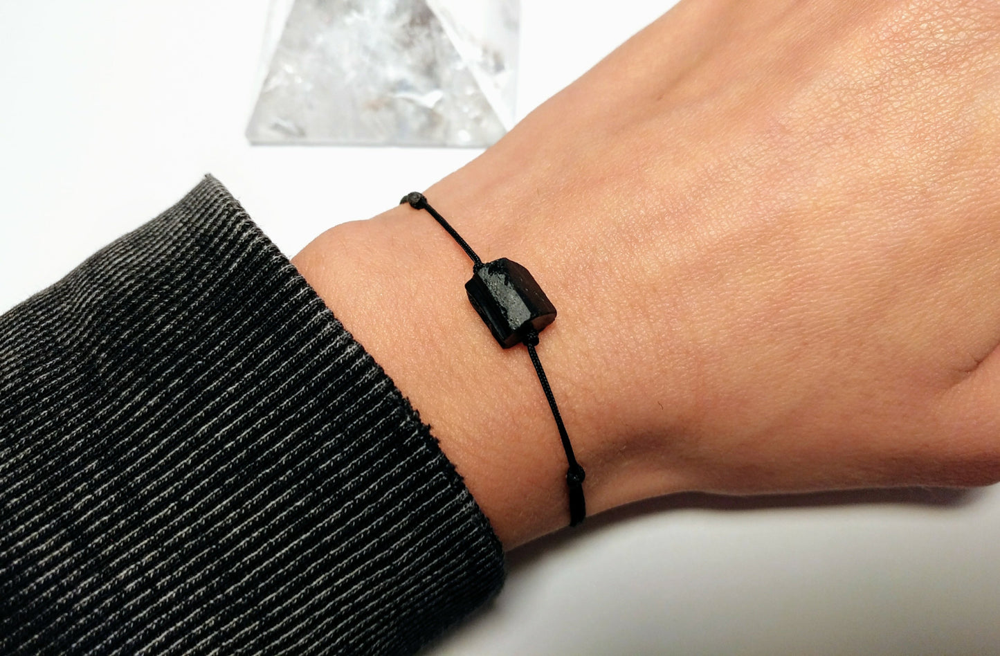 Schlichtes Armband in schwarz, schwarzer Turmalin roh, Schutzstein