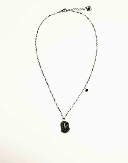 Roher schwarzer Turmalin Halskette auf Edelstahlkette