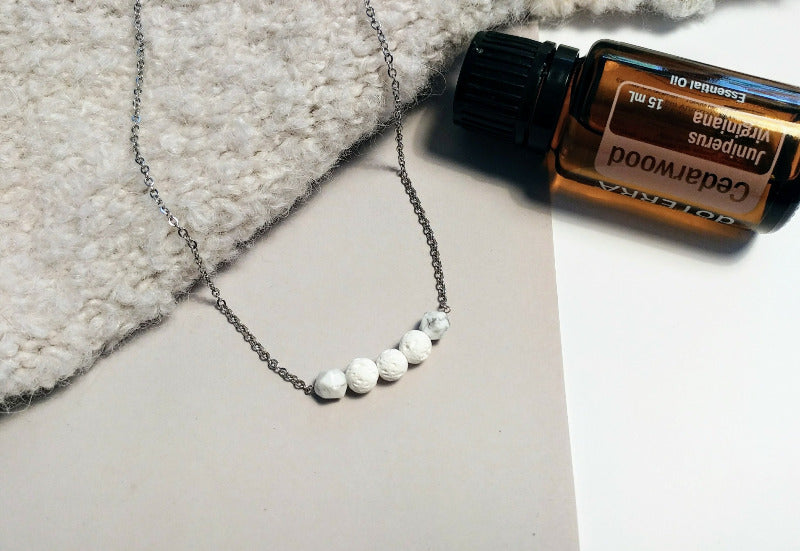 Zarte Halskette aus Edelstahl mit weißen Lavaperlen, Flasche doterra ätherisches Öl