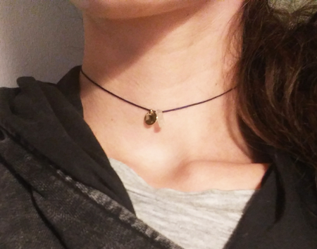 Halsband Hiddenit Kristall in Preußischblau mit Goldscheibe