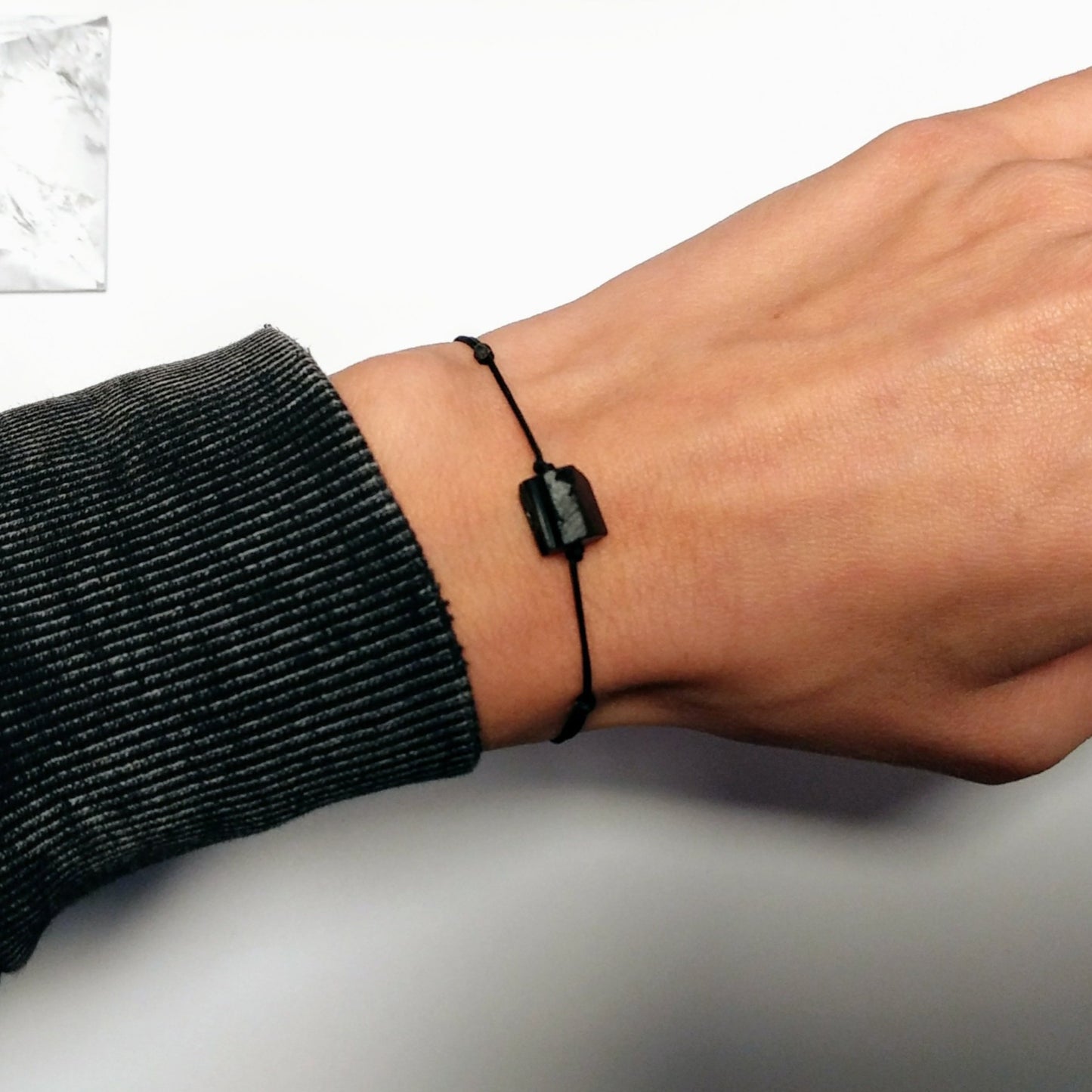 Schlichtes Armband in schwarz, schwarzer Turmalin roh, Schutzstein