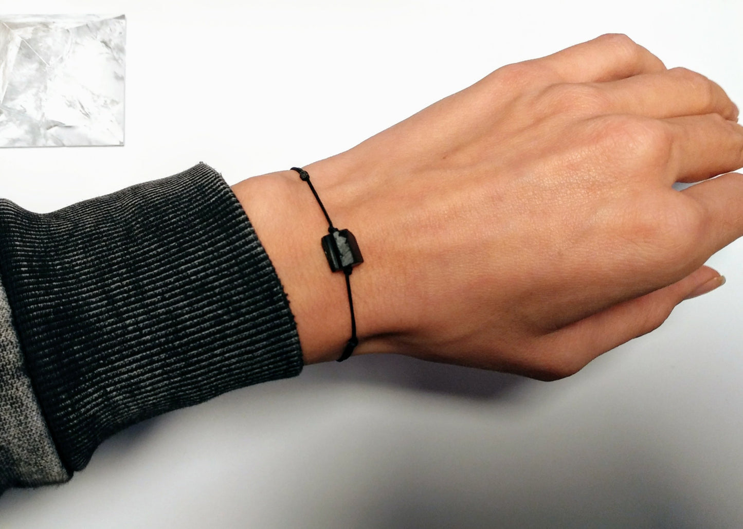 Schlichtes Armband in schwarz, schwarzer Turmalin roh, Schutzstein