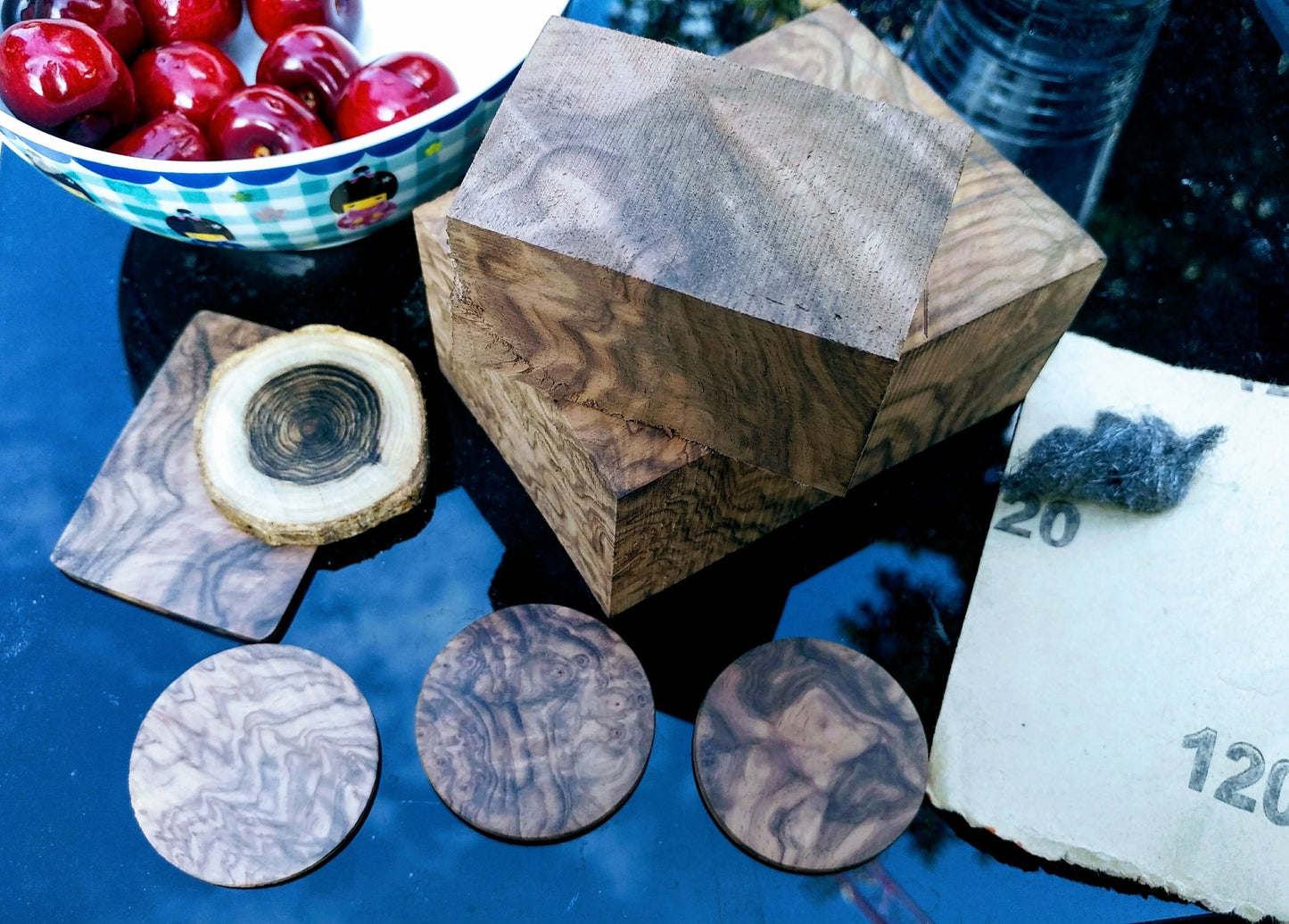 Handgemachte Halskette aus Nussholz mit Rosenquarz, Chalcedon, Labradorit/Mondstein, schwarzer Turmalin