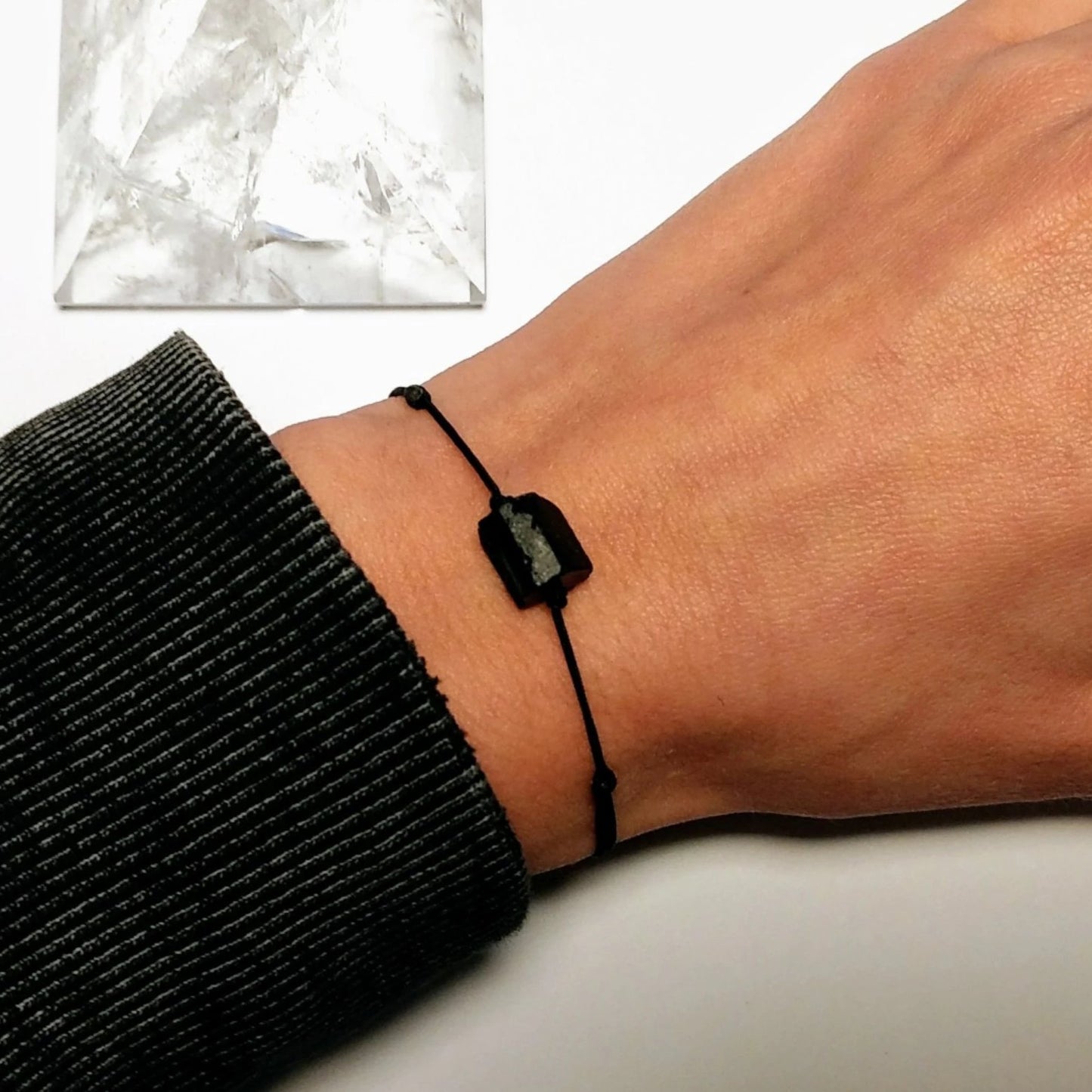 Schlichtes Armband in schwarz, schwarzer Turmalin roh, Schutzstein