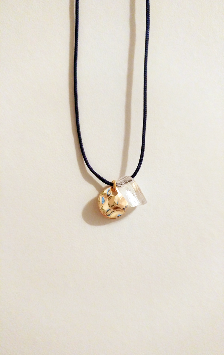 Halsband Hiddenit Kristall in Preußischblau mit Goldscheibe