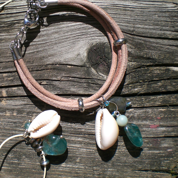 Lederarmband mit Edelsteinen