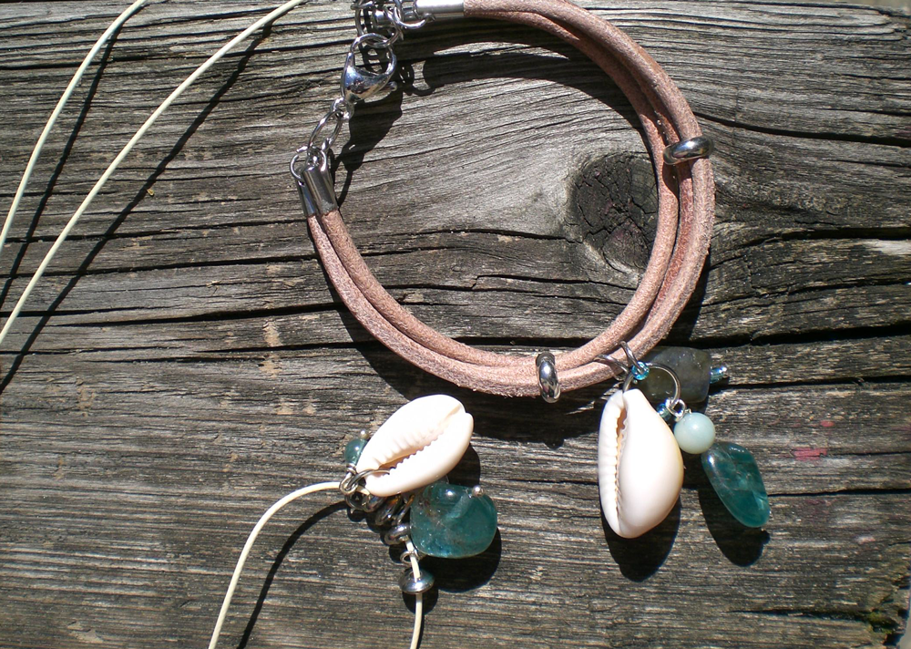 Lederarmband mit Edelsteinen