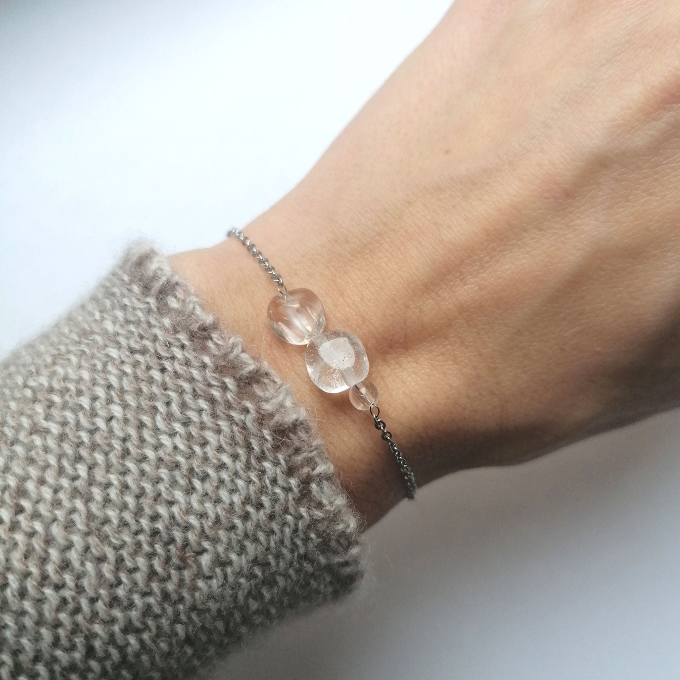 Schlichtes Armband mit silber Edelstahl und natürlichen Kristallen