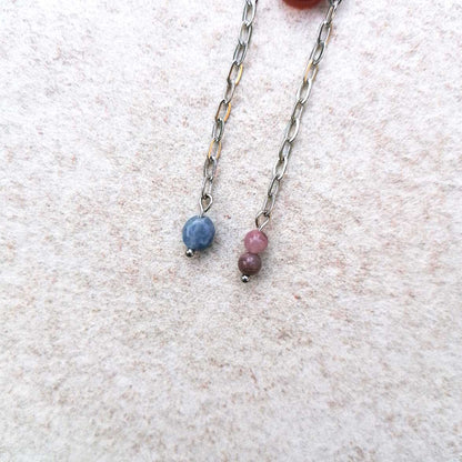Asymmetrische Edelstein Halskette | Rot, Perle, Rosa, Silber, Blau | pia norden