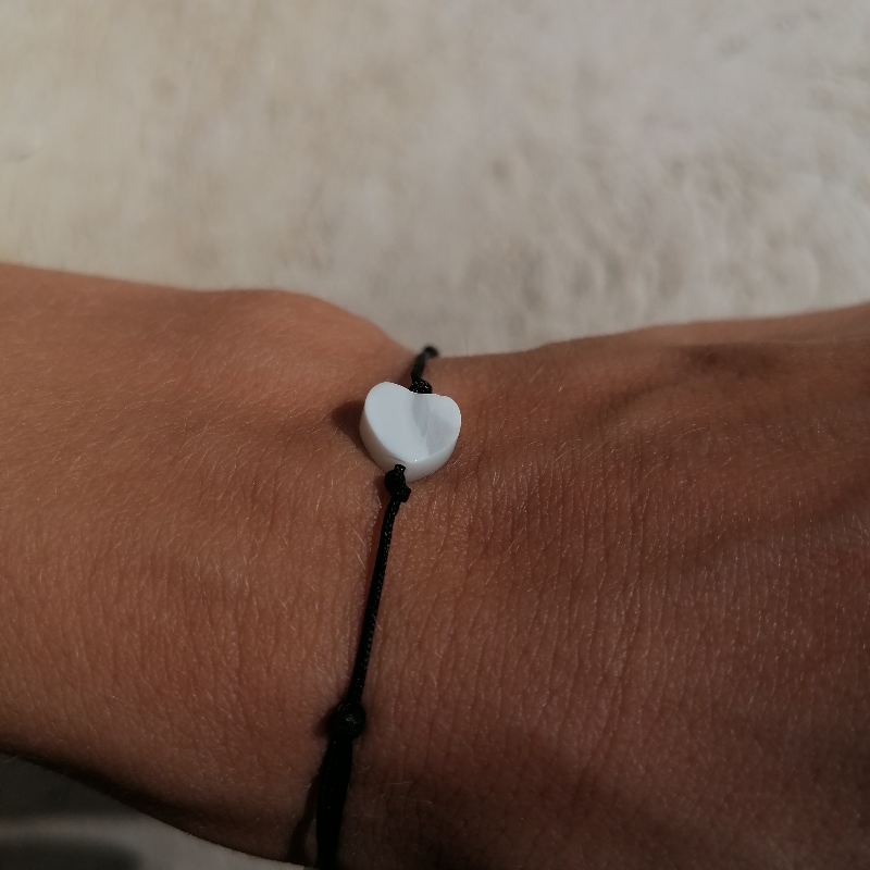 Weißes Perlmutt Herz Armband mit schwarzer Kordel