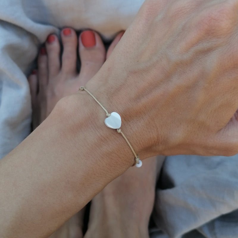 Weißes Perlmutt Herz Armband mit beiger Kordel