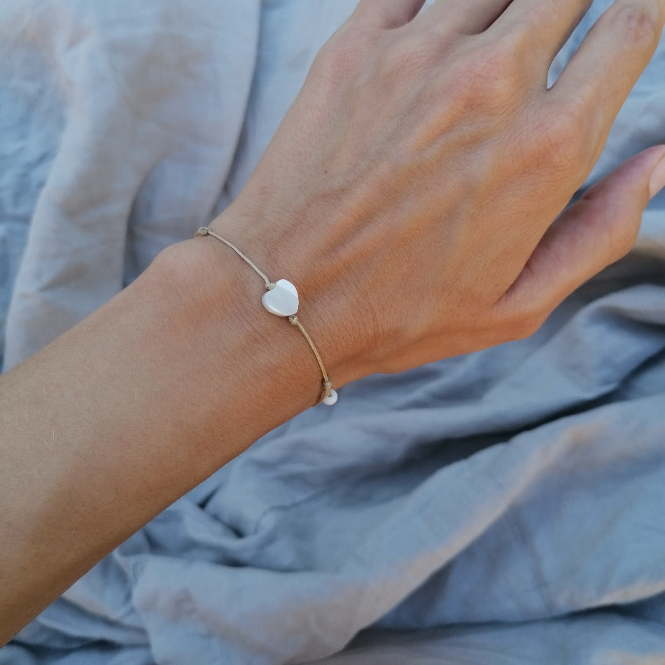 Weißes Perlmutt Herz Armband mit beiger Kordel