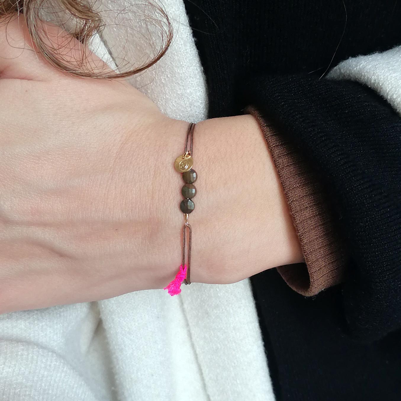 Braunes Armband mit Bilderjaspis, goldenem Plättchen mit Smiley und neonpinker Quaste | pia norden