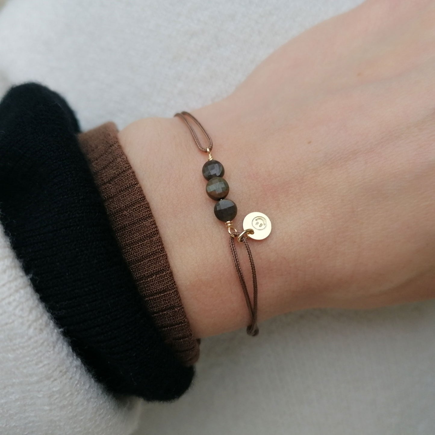 Braunes Armband mit Bilderjaspis, goldenem Plättchen mit Smiley und neonpinker Quaste | pia norden