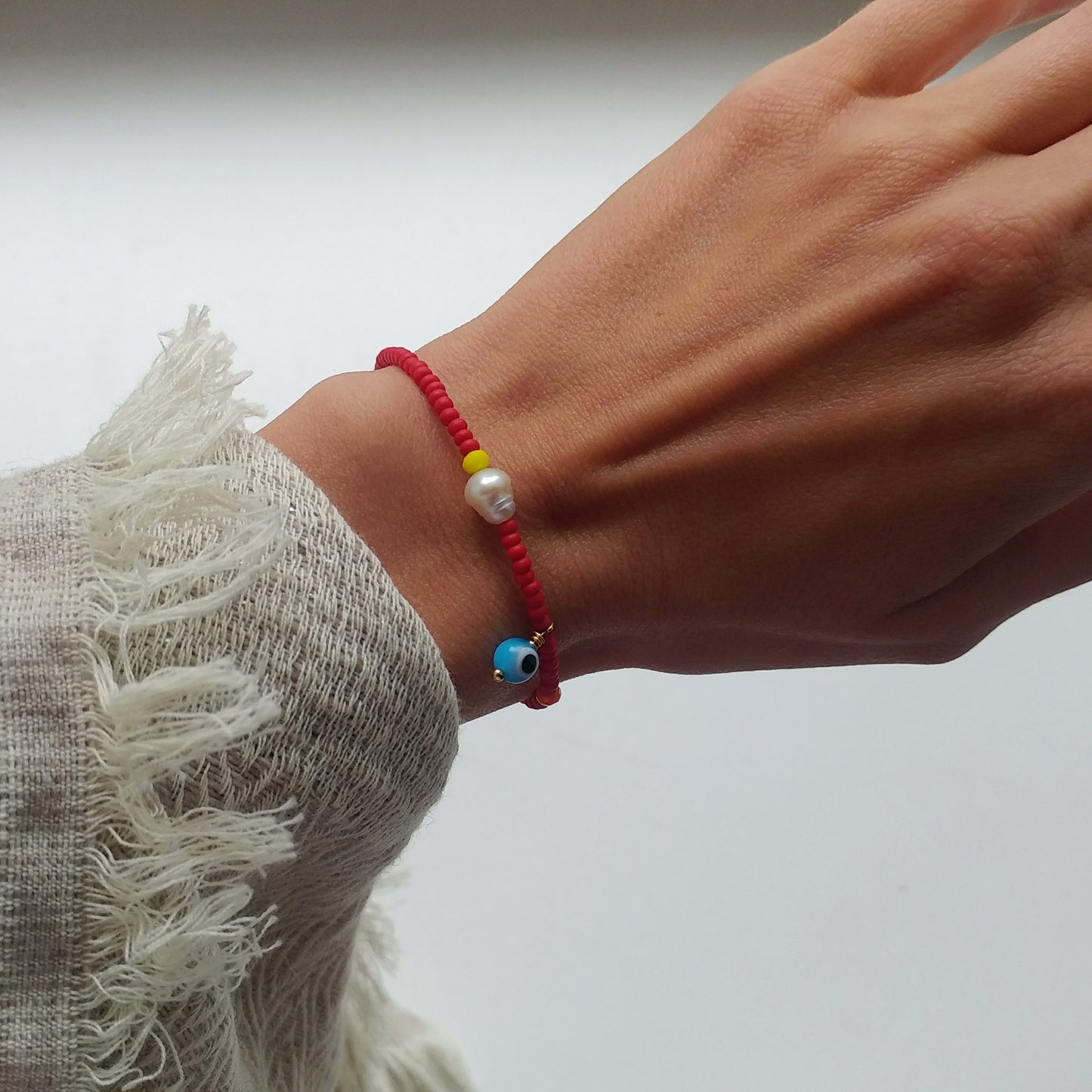 Buntes Armband mit natürlicher Perle & Glas | rot gelb blau gold