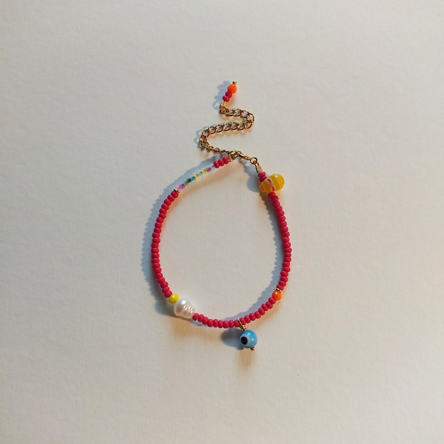 Buntes Armband mit natürlicher Perle & Glas | rot gelb blau gold
