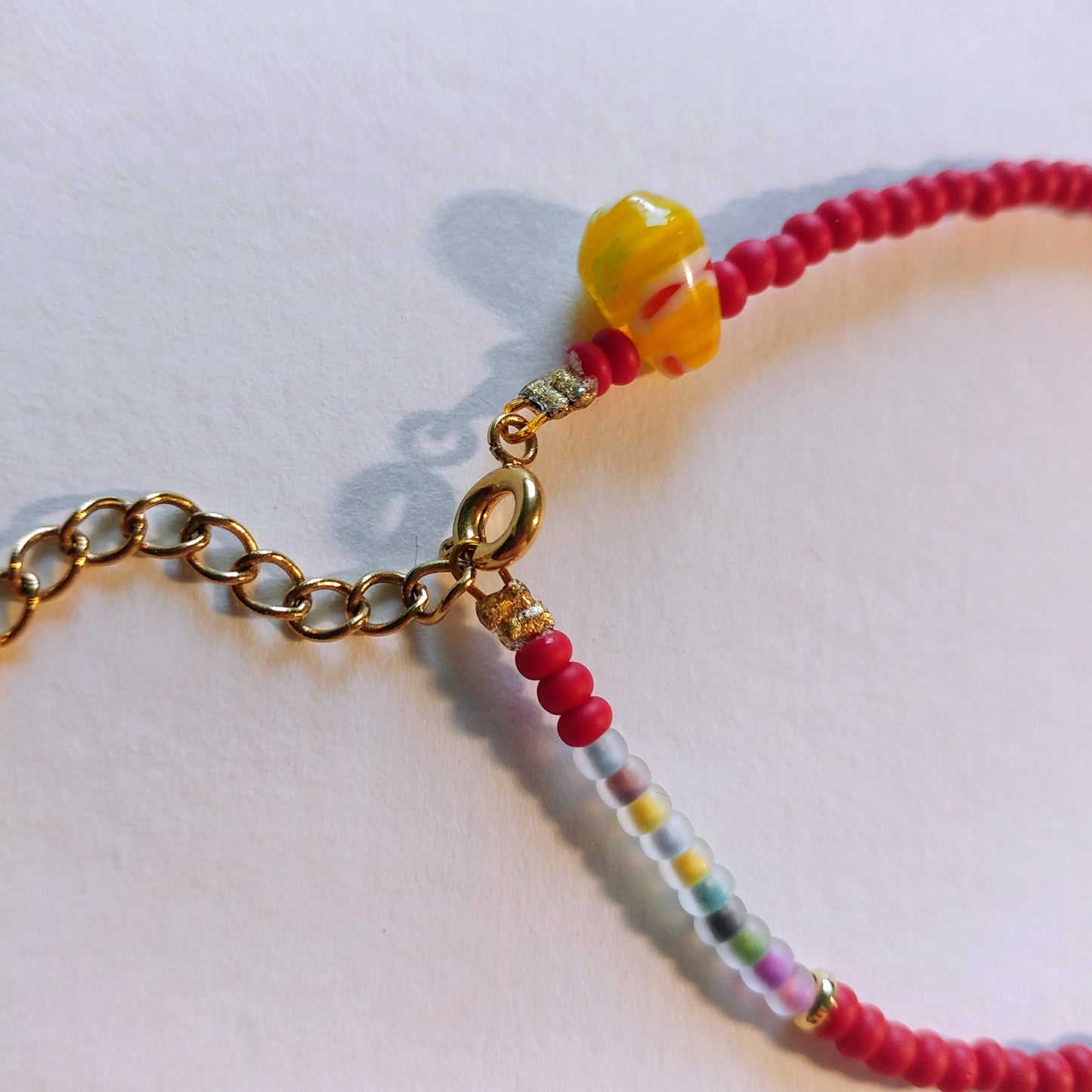 Buntes Armband mit natürlicher Perle & Glas | rot gelb blau gold