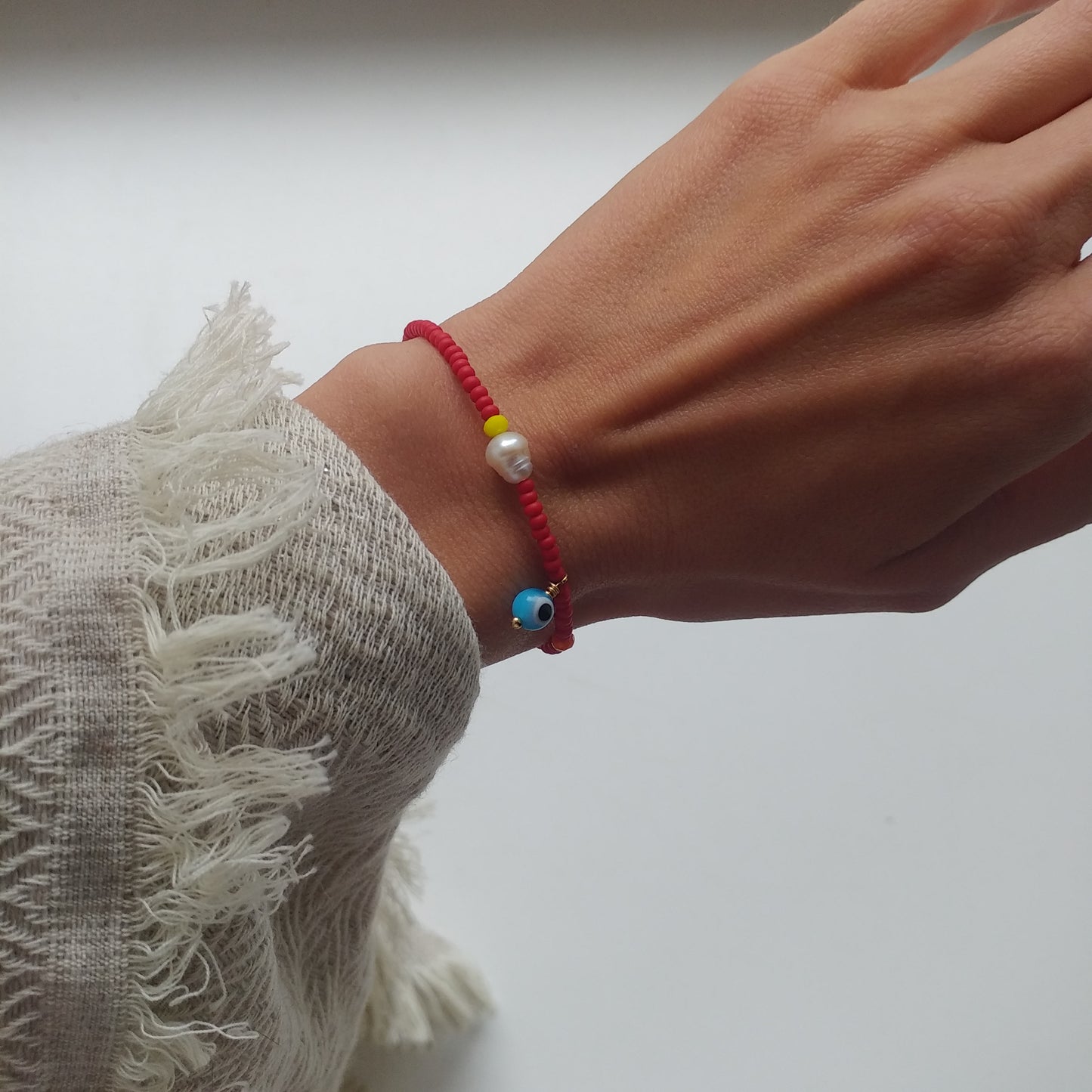 Buntes Armband mit natürlicher Perle & Glas | rot gelb blau gold