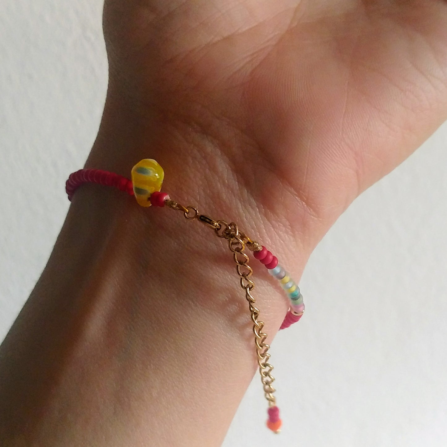 Buntes Armband mit natürlicher Perle & Glas | rot gelb blau gold