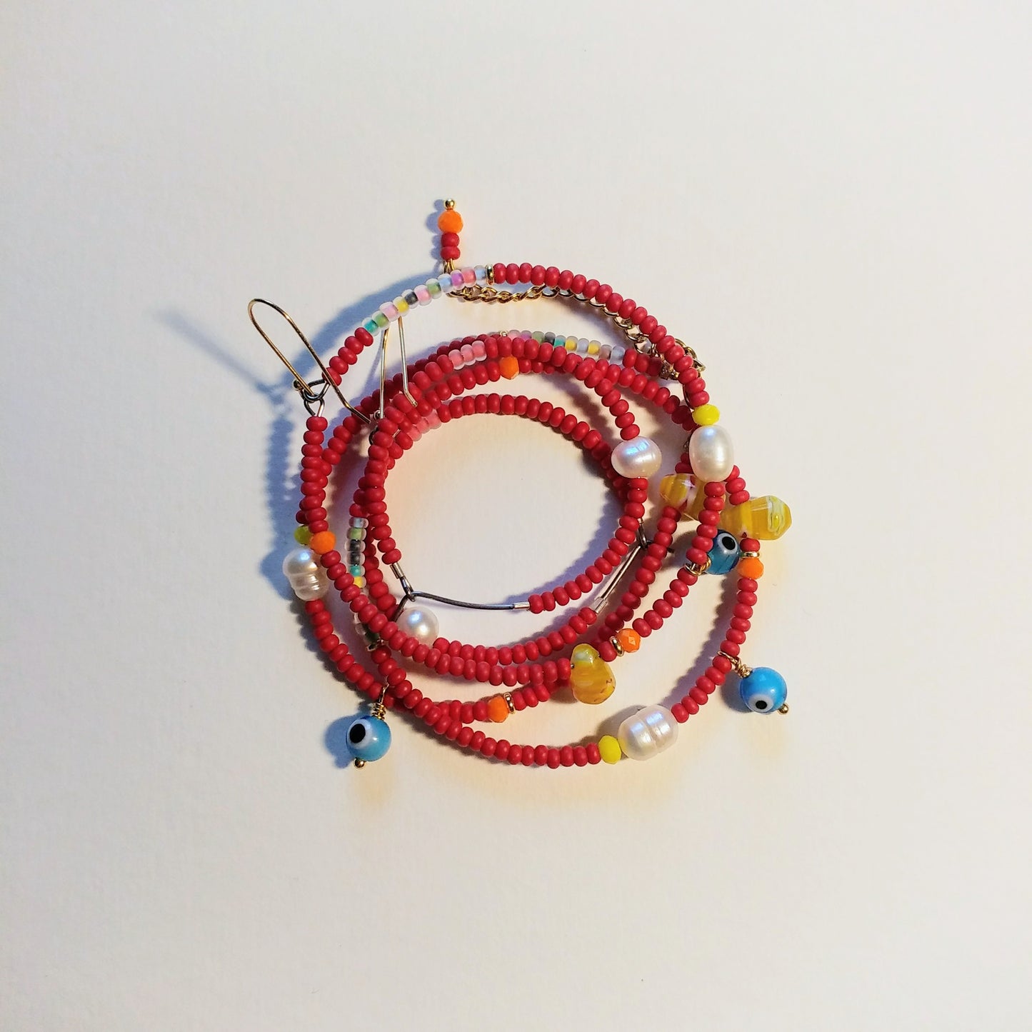 Bunte Ohrringe | Creolen aus Glas, Perlen & Gold