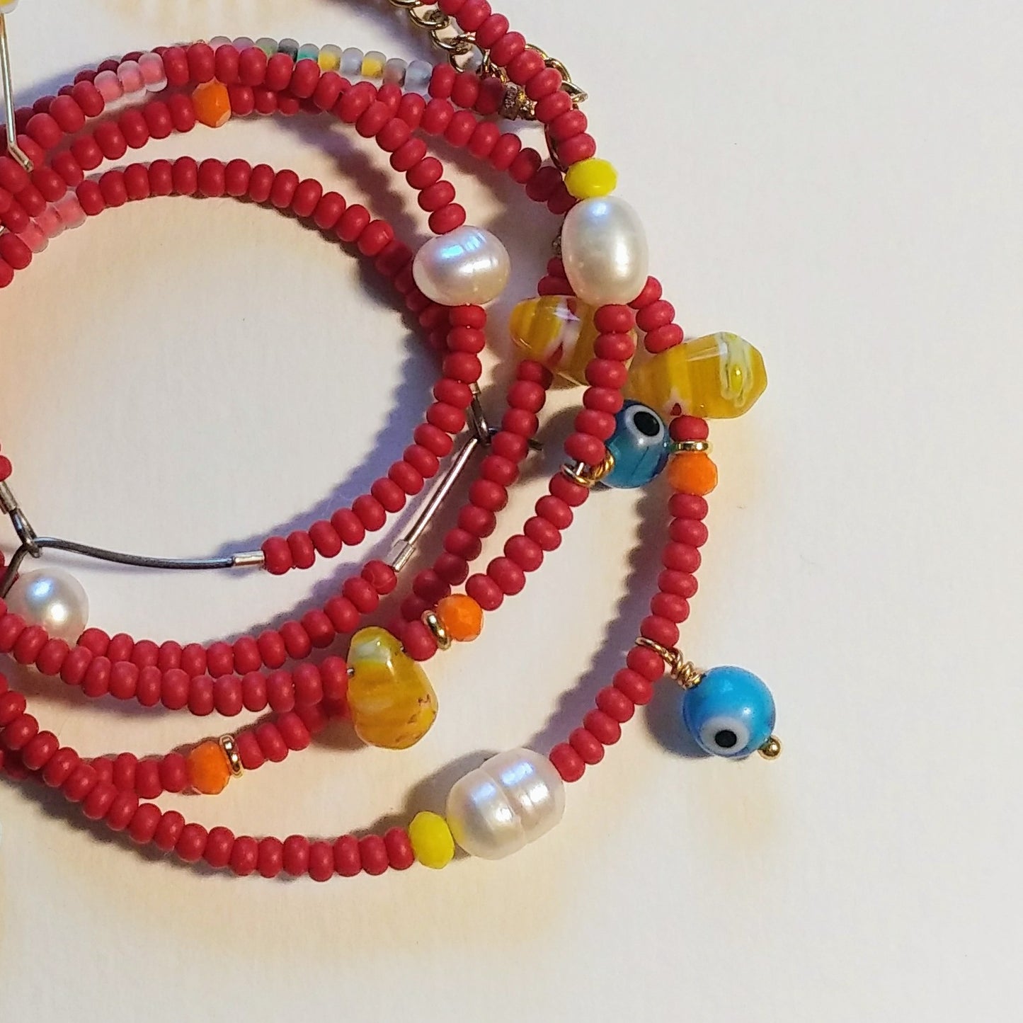 Buntes Armband mit natürlicher Perle & Glas | rot gelb blau gold