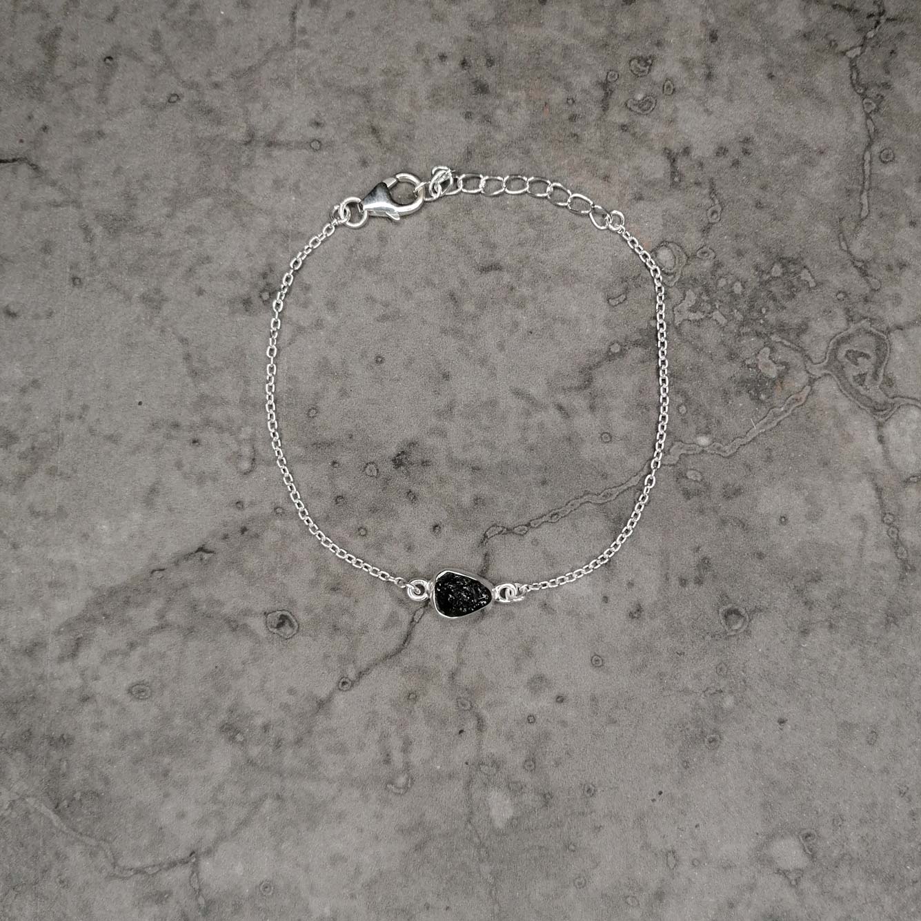 Silber Armkette schwarzer Turmalin roh | Schutzstein Schmuck | von pia norden