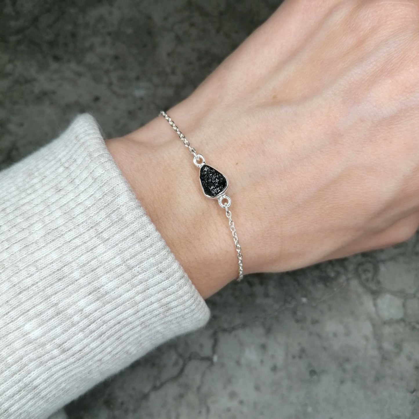 Silber Armkette schwarzer Turmalin roh | Schutzstein Schmuck | von pia norden