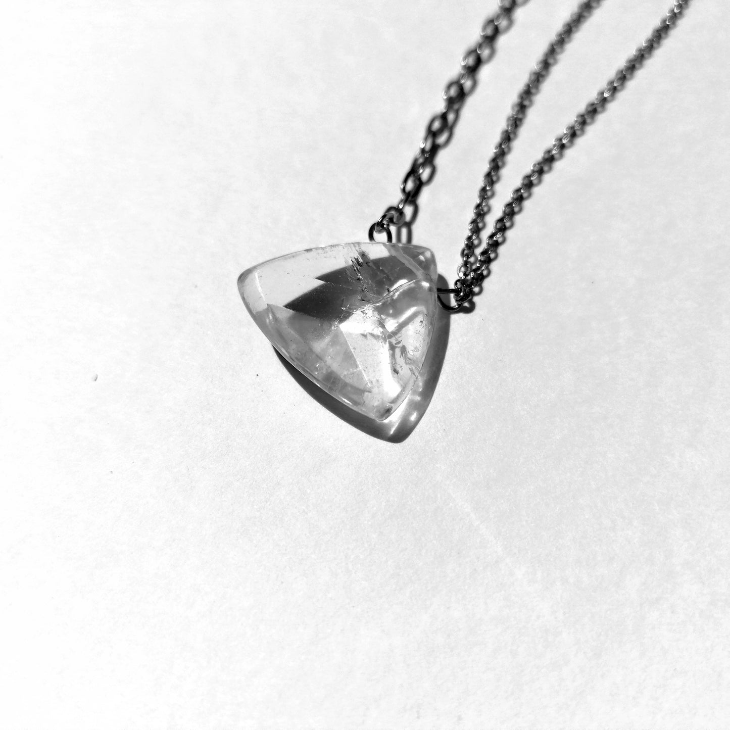 Bergkristall Dreieck Halskette silber | neon, schwarz | contemporary