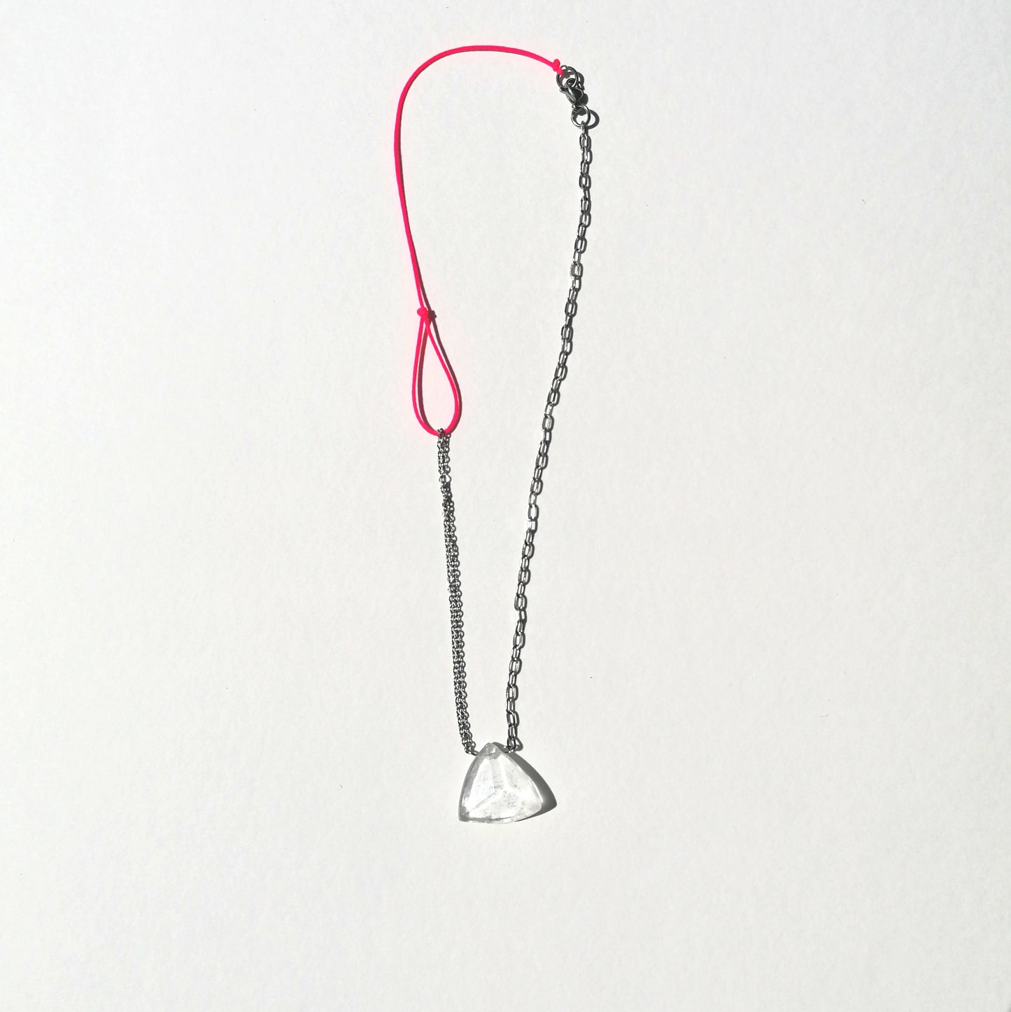 neon pinke Halskette mit Bergkristall Dreieck