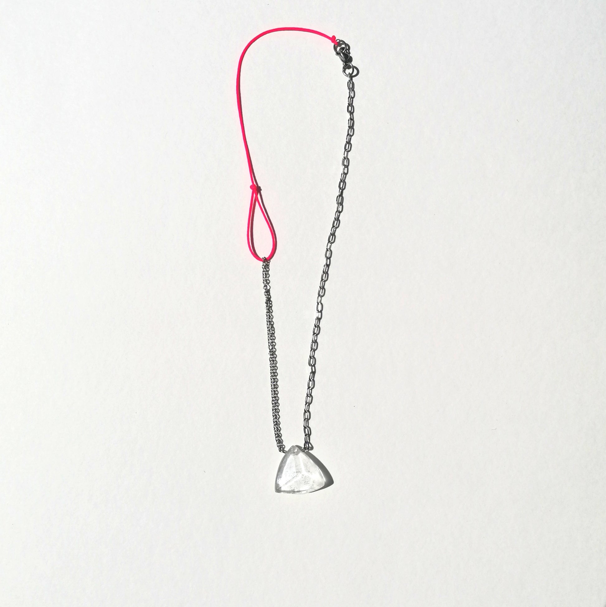 neon pinke Halskette mit Bergkristall Dreieck