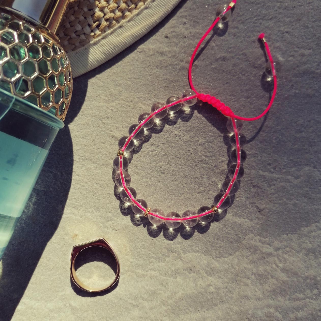 Bergkristall Kugeln Armban neonpink | Goldring | Guerlain coconut frizz