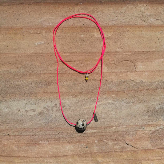 Dalmatiner Jaspis Halskette | Beige Schwarz Neonpink Gold