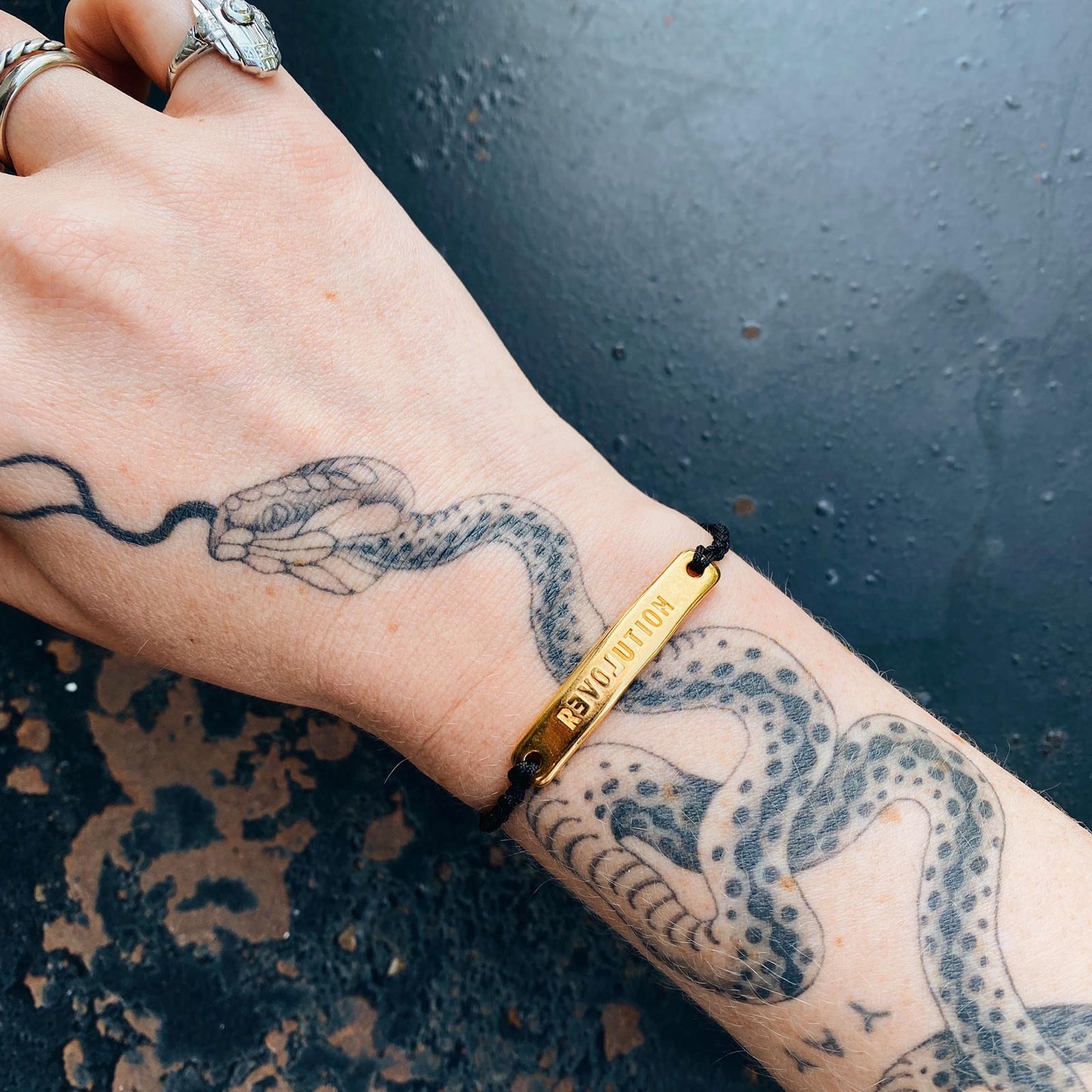 Love Revolution Armband gold & schwarz | pia norden